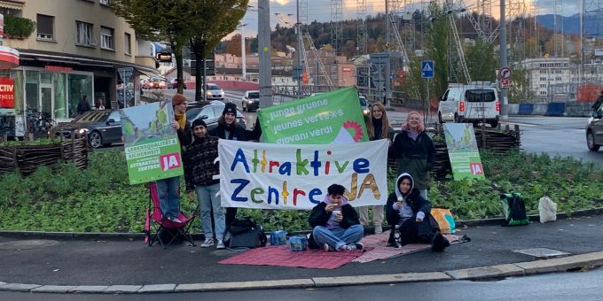 Die Jungen Grünen wollen mit ihrer Picknick-Aktion auf die Dringlichkeit der Initiative «Attraktive Zentren» aufmerksam machen. Junge Grüne Attraktive Zentren