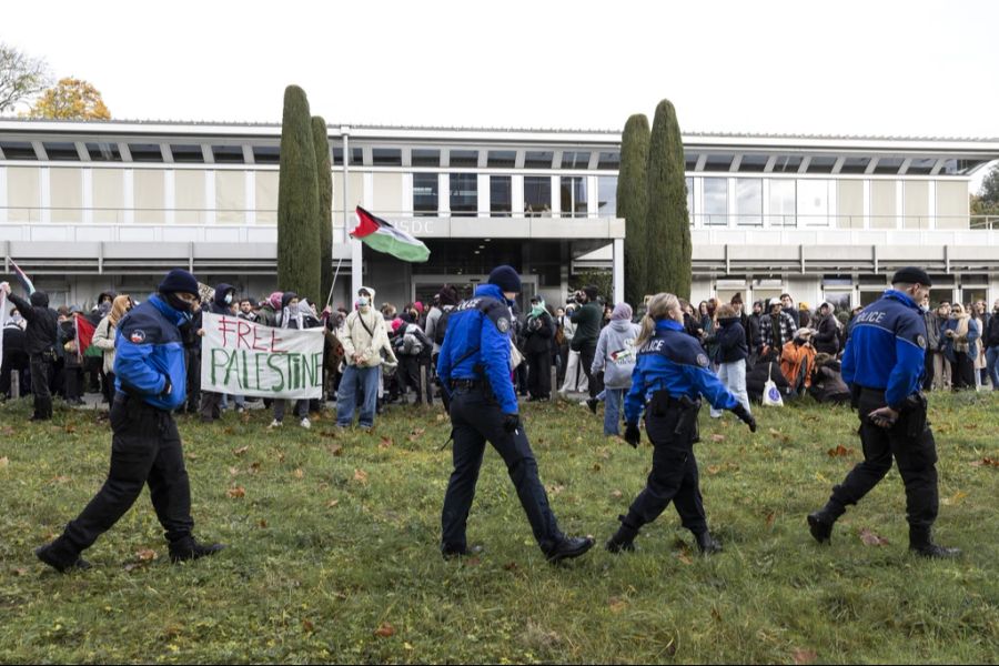 Der Demonstrationszug muss von Polizisten begleitet werden.