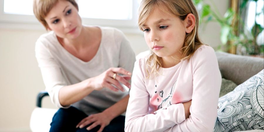 Sanfte Methoden und klare Kommunikation helfen, die Situation zwischen Eltern und Kindern zu entschärfen.