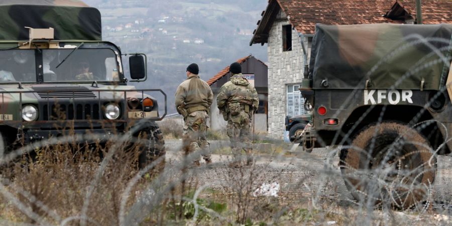 KFOR-Soldaten bewachen einen Kontrollpunkt in der Nähe des nördlichen Kosovo-Grenzübergangs von Jarinje. (Archiv)