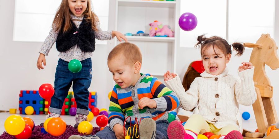 Kinder im Kinderzimmer