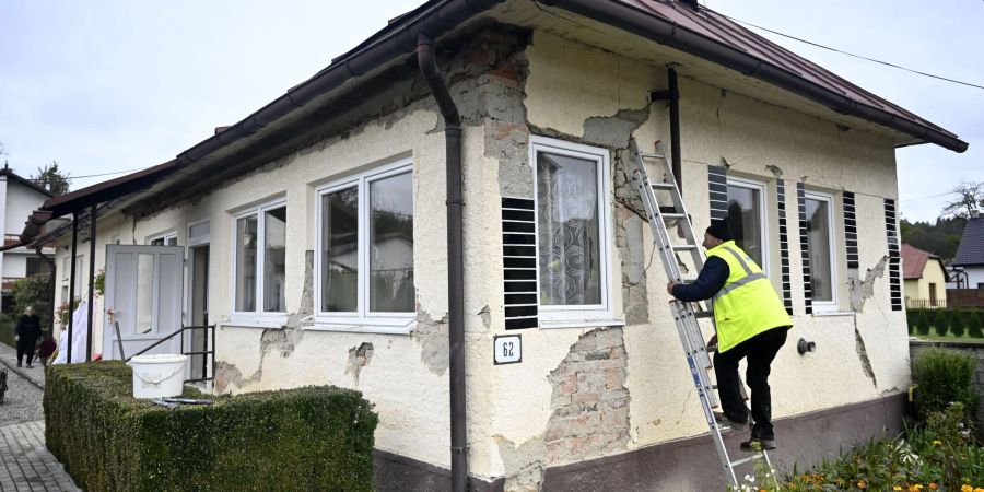 Ein von einem Erdbeben beschädigtes Haus in der Slowakei.