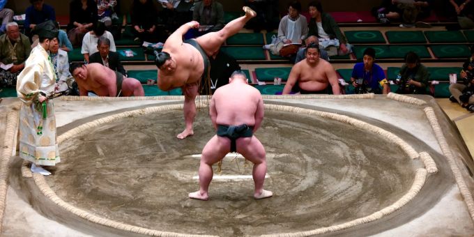Sumo-Ringer sind Schwergewichte – weshalb die Japan Airlines spontan einen weiteren Flug organisieren musste. sumo-ringer japan airlines
