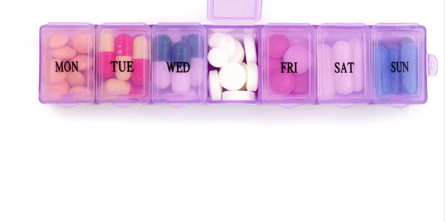 Sie können Pillenboxen auch benutzen, um Ihren Schmuck zu sortieren. Vor allem in den Ferien kann das praktisch sein.