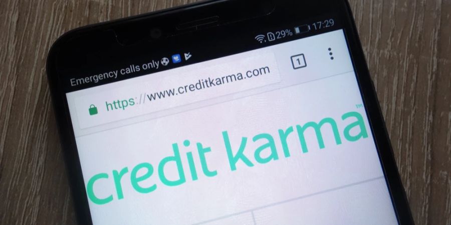 Smartphone Tisch Website Credit Karma