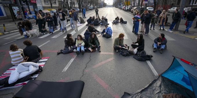Demonstrierende in Belgrad. Protest Belgrad Serbien