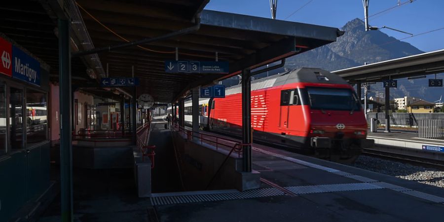 «Keine nennenswerte Probleme» - die SBB ziehen ein erstes positives Fazit des am Sonntag umgesetzten neuen Fahrplans. (Archiv)