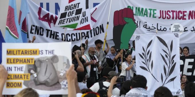 Aktivisten nehmen an einer Demonstration für Klimagerechtigkeit und einen Waffenstillstand im Krieg zwischen Israel und Hamas teil. Demonstranten
