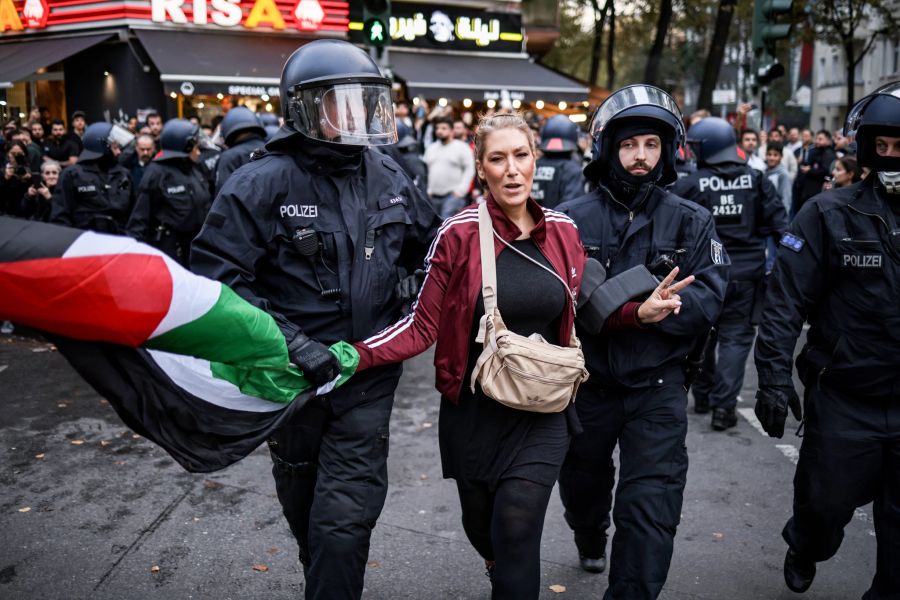 Eine Aktivistin wird von der Berliner Polizei am 13. Oktober an eiener Pro-Palästina-Demonstration abgeführt.