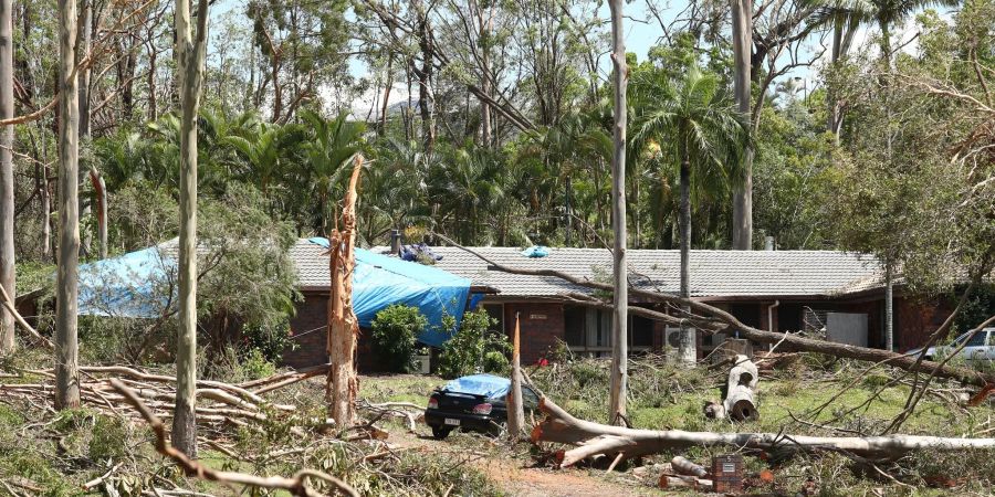 Durch die Stürme, die Queensland verwüsteten, sind seit dem ersten Weihnachtstag mehrere Menschen gestorben.