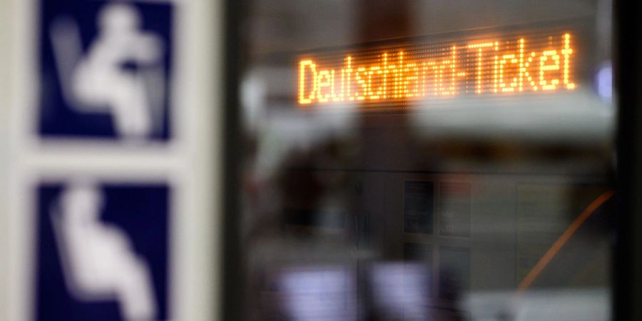 «Deutschland-Ticket» steht auf dem Display eines Nahverkehrszuges in Berlin.