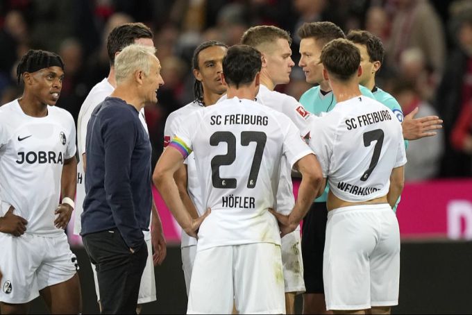 Christian Streich mit seinen Spielern des SC Freiburg. Christian Streich SC Freiburg