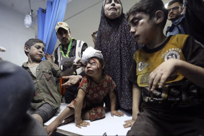 Israel wird durch die zynische Hamas-Kriegsführung in entschlossenem militärischem Handeln gehemmt. Ferner steigt der internationale Druck, eine diplomatische Lösung zu finden. (Symbolbild) Israel-Krieg Zivilbevölkerung Leiden Solidarität