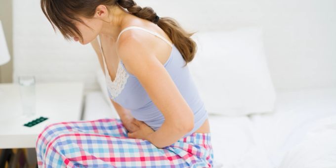 Einige Frauen und Mädchen leiden während der Periode unter heftigen Krämpfen. Menstruation Periode Bauchkrampf