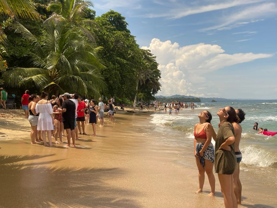 Die Leute bestaunen den Feuerkranz von Costa Rica aus.