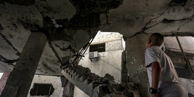 Ein Palästinenser inspiziert die Schäden im Westjordanland nach israelischen Angriffen vor wenigen Tagen. Foto: Ayman Nobani/dpa Westjordanland