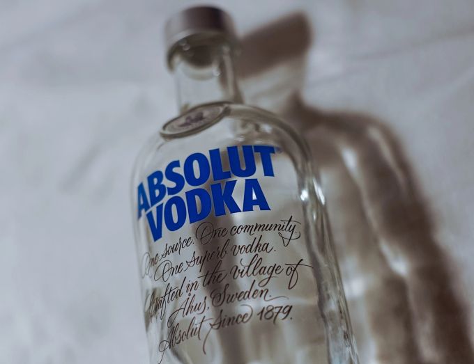 Bei dem Mann wurde eine leere und eine halbvolle Flasche Wodka gefunden. (Symbolbild) wodka gärtner betrunken auto