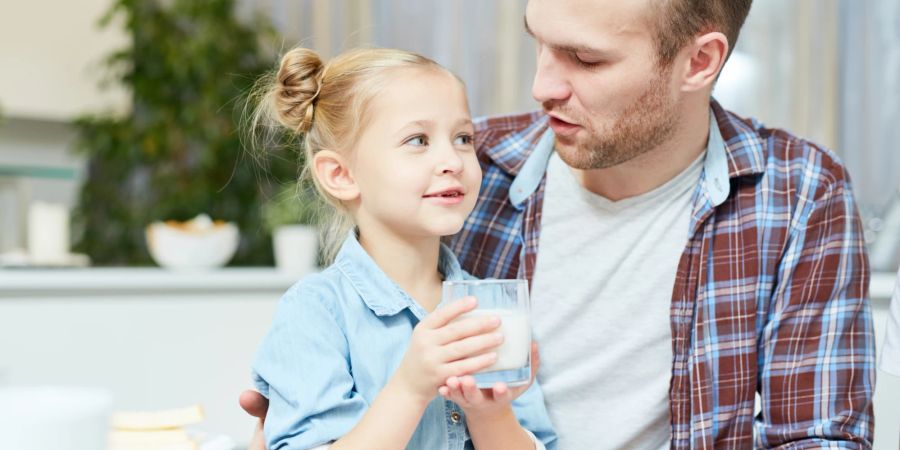 Mädchen und Vater im Gespräch