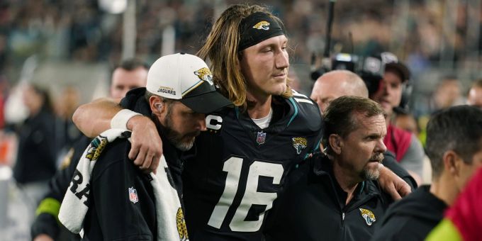Quarterback Trevor Lawrence von den Jacksonville Jaguars muss in der NFL verletzt vom Feld. NFL