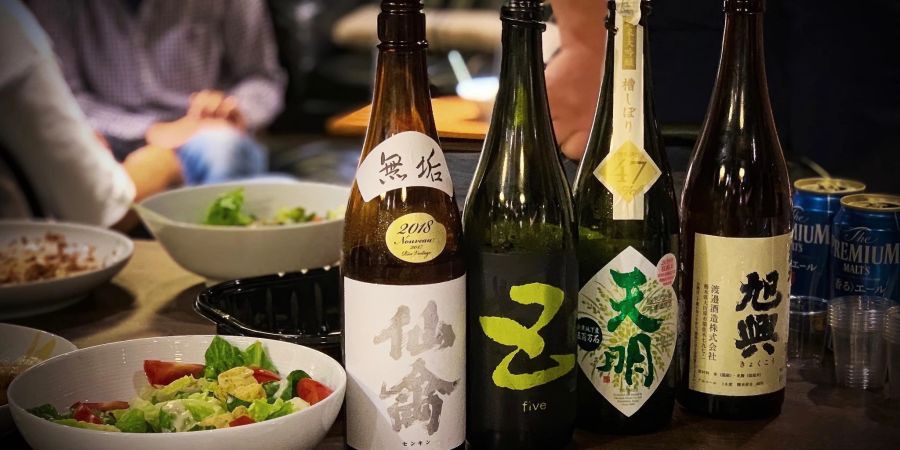 sake steht auf tisch