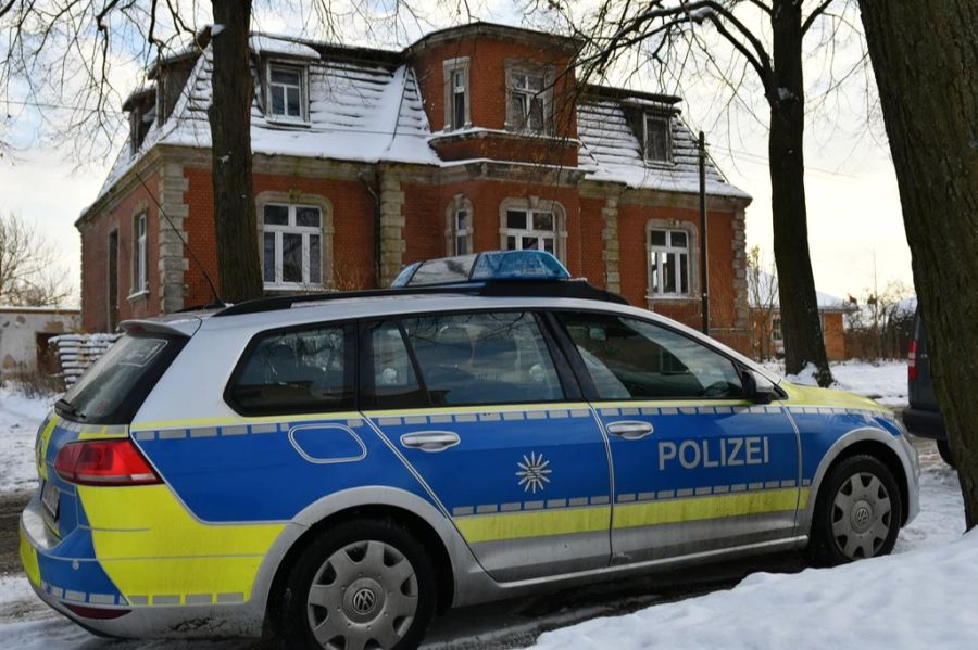 Das Motiv des Überfalls sei ein Streit um einen gestohlenen BMW – die Polizei ermittelt.