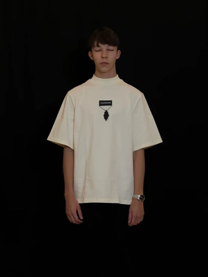 Jamiro Baumann, der Sohn von DJ Bobo präsentiert das Shirt, das man für 90 Franken auf seiner Website kaufen kann. DJ Bobo