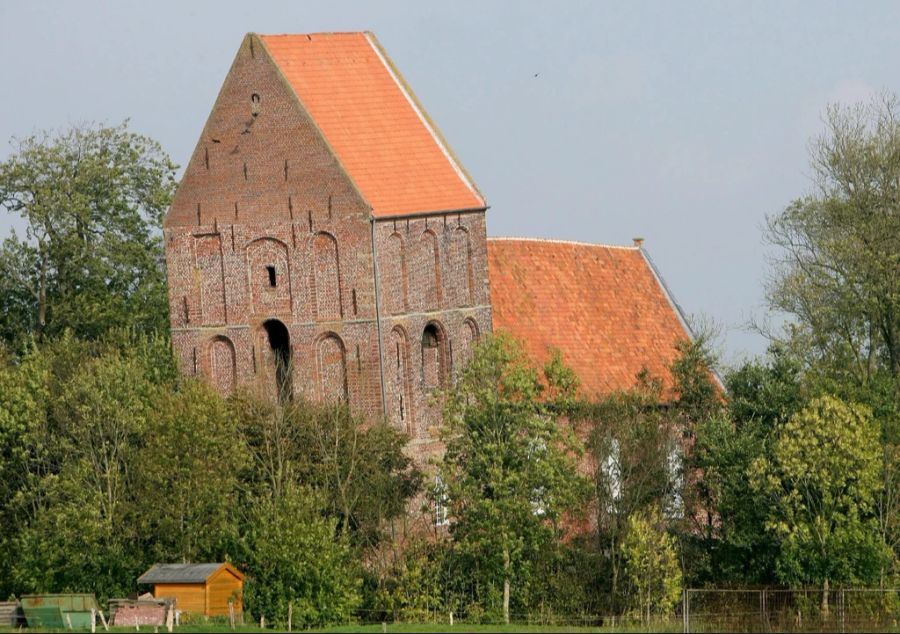 Der Kirchturm im niedersächsischen Suurhusen wurde 2007 zum schiefsten Turm gekürt – wurde dann aber überholt.