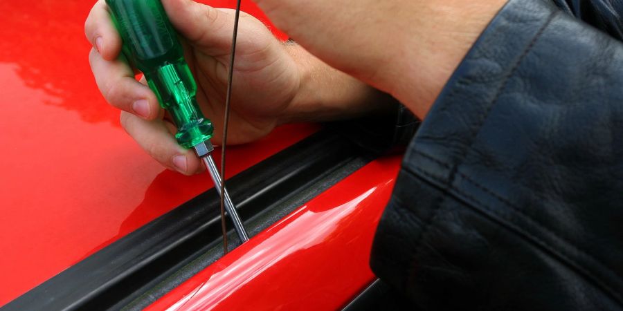 Die Zahl der Autodiebstähle hat sich 2022 gegenüber dem Vorjahr deutlich erhöht.