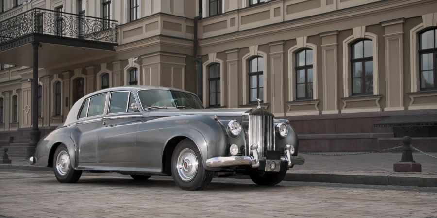 rolls-royce vor gebäude