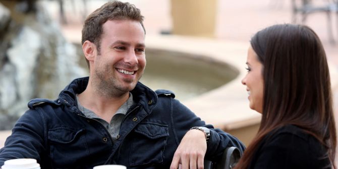 mann und frau trinken kaffee lachen