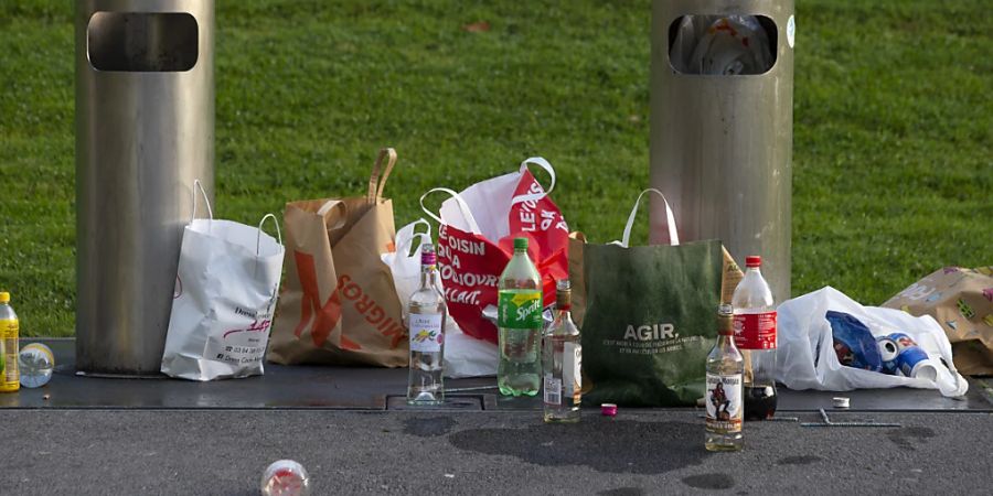 Mit einem nationalen Littering-Verbot wollen Stände- und Nationalrat gegen Szenen wie hier in einem Lausanner Park vorgehen. (Archivbild)