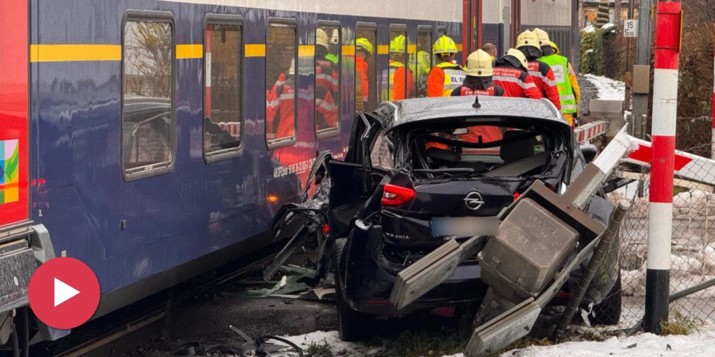 Auto Stösst In Wetzikon Zh Mit Zug Zusammen 9057