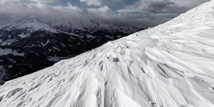 Auch im Schnee hinterlässt der Föhn seine Spuren. (Symbolbild) föhnsturm schnee Wetter