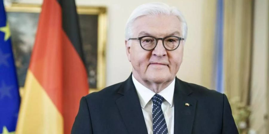 Bundespräsident Frank-Walter Steinmeier spricht während der Video-Aufzeichnung zur Amtsübernahme Joe Bidens. Foto: Jesco Denzel/BPA/dpa