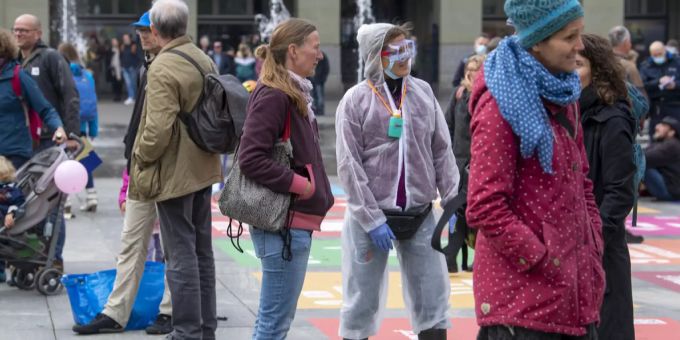 Eines der ausgefalleneren Outfits an einer Demonstration gegen Corona-Massnahmen in Bern: Eine Schutzmaske mit riesigem Loch im Mundbereich und übertriebene «Schutzkleidung». Coronavirus
