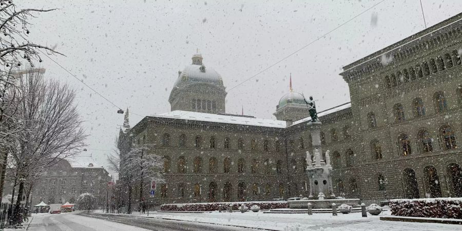 Die Parlamentarier trafen heute Morgen ein voll geschneites Bundeshaus an.