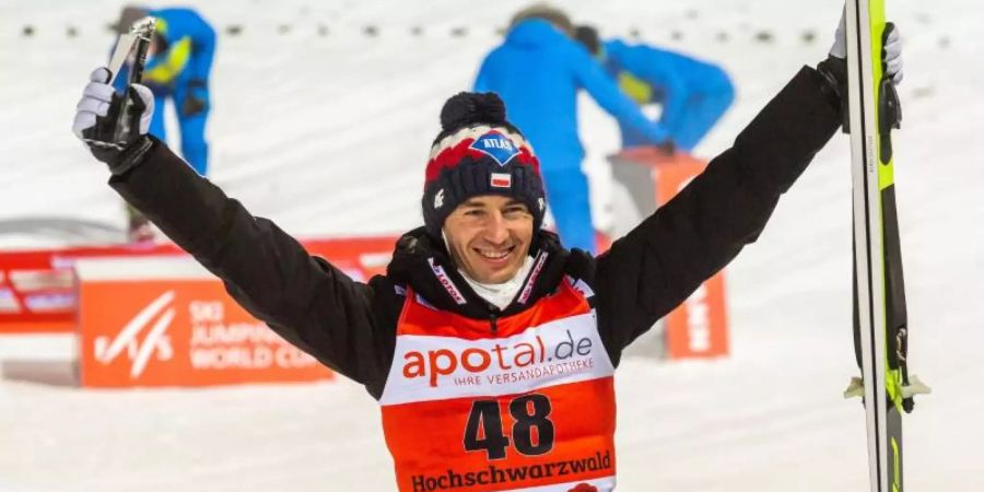Durfte auch in Titisee-Neustadt über den Sieg jubeln: Kamil Stoch. Foto: Philipp von Ditfurth/dpa