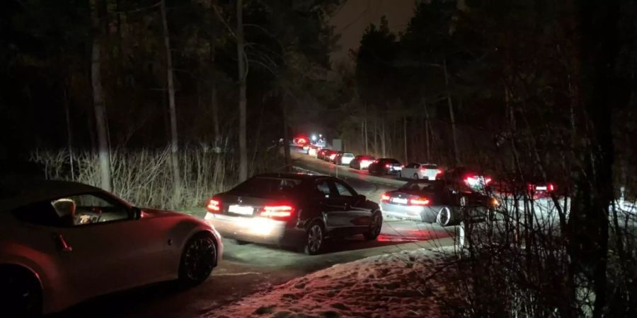 Rund 150 Personen mit 57 Fahrzeugen haben sich in der Nacht auf Sonntag im Kanton Zürich zu einem Autotuning-Treffen versammelt. Die Polizei legte sechs Autos wegen illegalem Tuning still. (Symbolbild)