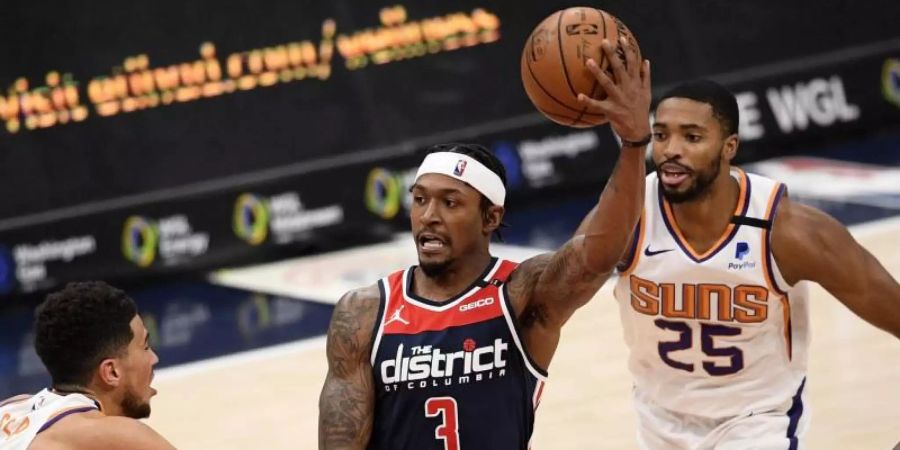 Nicht zu stoppen: Bradley Beal (M) war beim Sieg der Washington Wizards gegen die Phoenix Suns der überragende Mann. Foto: Nick Wass/AP/dpa