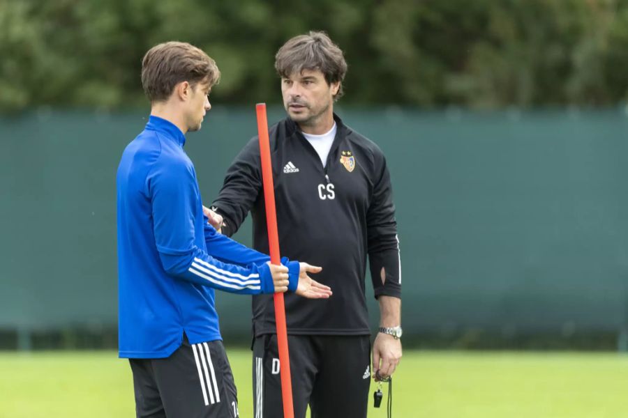 Ciriaco Sforza in einer Besprechung mit Captain Valentin Stocker.