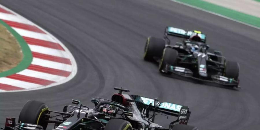 Lewis Hamilton (l) und Valtteri Bottas können in Imola den Konstrukteurs-Titel für Mercedes perfekt machen. Foto: Jose Sena Goulao/EPA Pool/AP/dpa