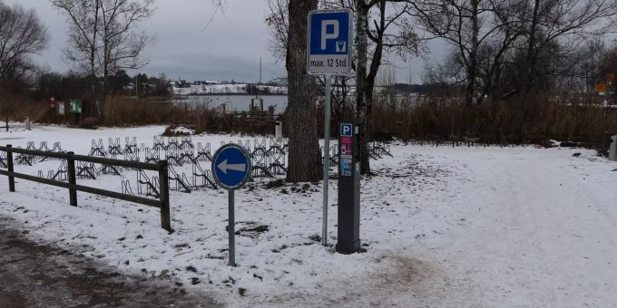 Seit Anfang 2021 sind die Parkplätze beim Strandbad Auslikon gebührenpflichtig.