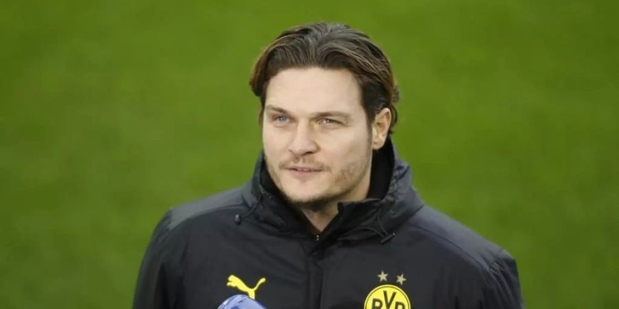 Dortmunds Trainer Edin Terzic gibt vor einem Spiel ein Interview. Foto: Leon Kuegeler/Reuters Pool/dpa/Archivbild