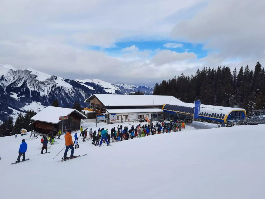 Bilder aus der Lenk BE zeigen kein allzu gedrängtes Anstehen.