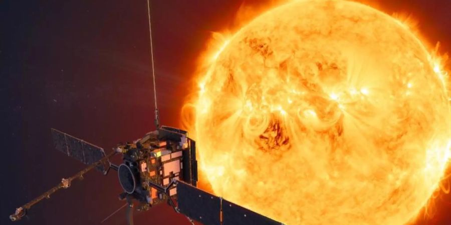 Die Grafik zeigt die «Solar Orbiter» vor der Sonne. Foto: ATG medialab/ESA/dpa