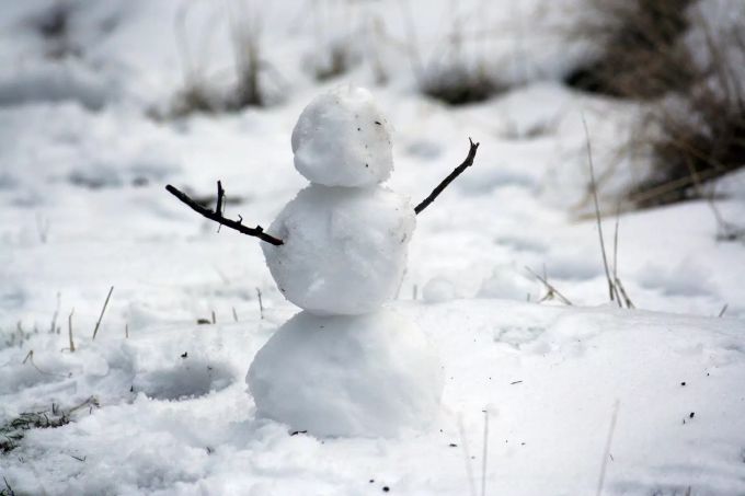 Ein Schneemann steht im Schnee. schneemann