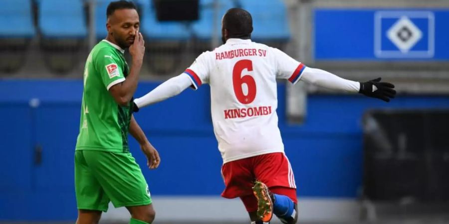 David Kinsombi (r) vom HSV jubelt neben Fürths Julian Green über einen Treffer, der ihm nach Videobeweis wieder aberkannt wurde. Foto: Daniel Reinhardt/dpa