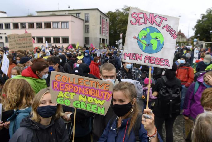 Klimaaktivisten am Freitag, 25. September 2020, auf dem Helvetiaplatz in Bern. Klimademonstration in Bern.
