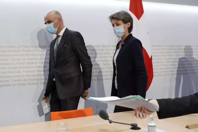 Bundespräsidentin Simonetta Sommaruga, rechts, und Bundesrat Alain Berset kurz vor Beginn einer Medienkonferenz des Bundesrates zur aktuellen Lage im Zusammenhang mit dem Coronavirus. Coronavirus