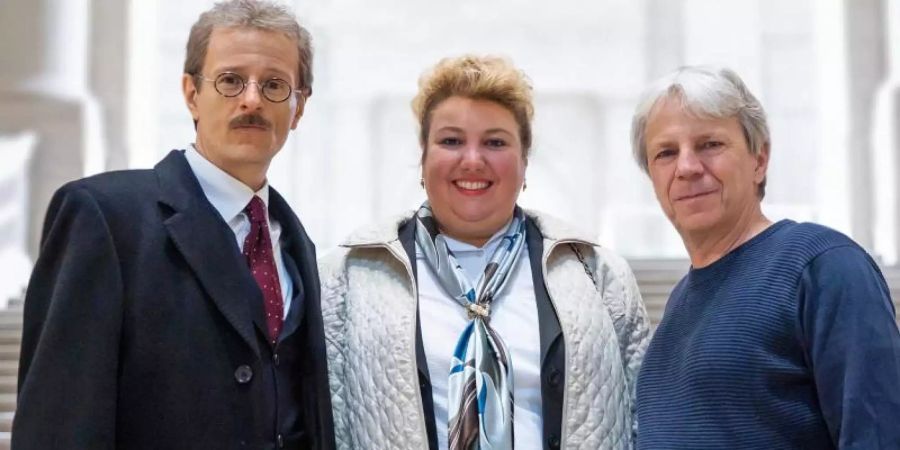 Die Schauspieler Alexander Scheer (l-r) und Meltem Kaptan mit Regisseur Andreas Dresen beim Drehstart für den Kinofilm «Rabiye Kurnaz vs. George W. Bush» (Arbeitstitel). Foto: Anne Wilk/Pandora Film Produktion/NDR/dpa